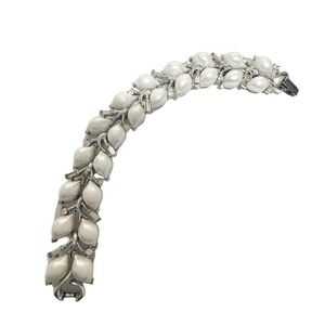 Beautiful Lisner silver tone bracelet